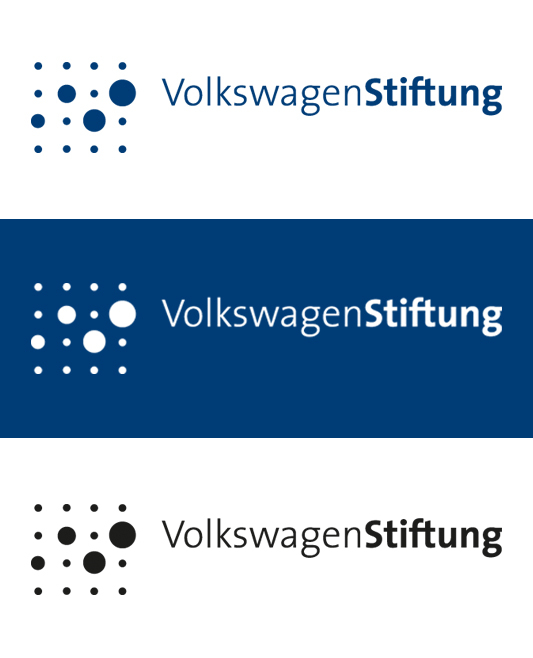 drei Varianten des Logos, einmal blaue Schrift auf weißem Grund, weiße Schrift auf blauem Grund und schwarze Schrift auf weißem Grund