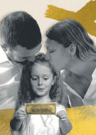 Mann und Frau herzen Mädchen, das einen Geldschein in der Hand hält, im Hintergrund fliegende Geldbündel
