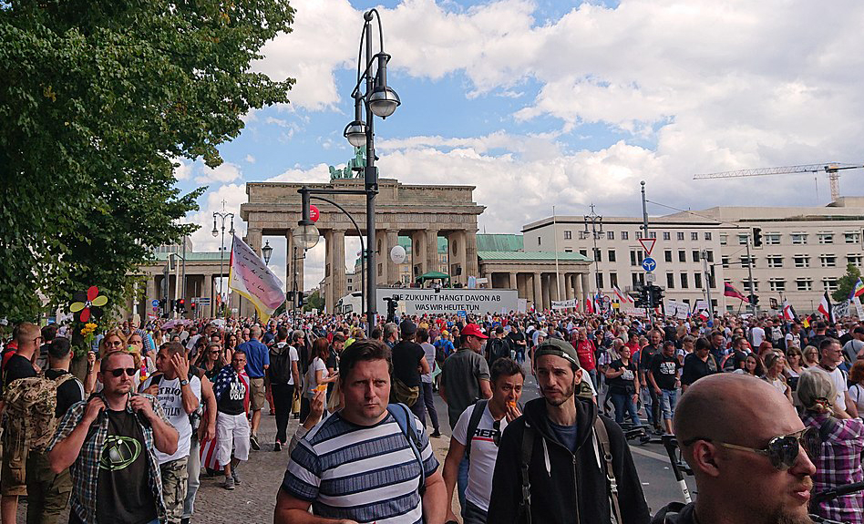Menschen in Berlin die gegen die Corona-Maßnahmen demonstrieren