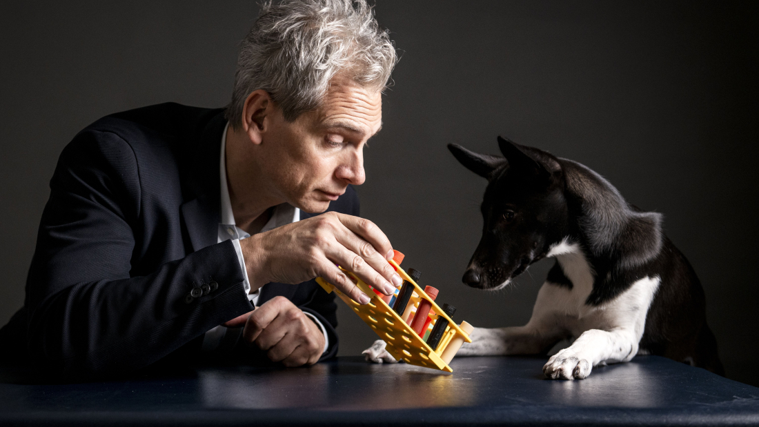 Das Bild zeigt Prof. Holger Volk mit Spürhund und Geruchsproben